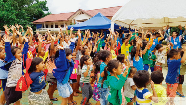 위러브유학교에 참여한 아이들이 밝은 표정으로 노래를 부르며 율동을 따라 하고 있다.