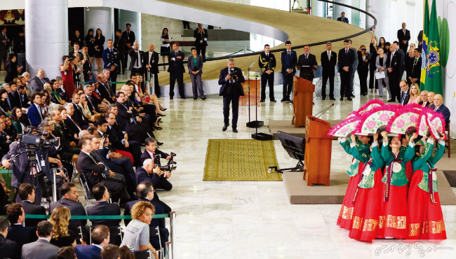 브라질 대통령궁에서 열린 ‘국가 자원봉사자의 날’ 행사에 초대받은 아세즈 회원들이 미셰우 테메르 대통령 부부와 정부 관계자들이 지켜보는 가운데 부채춤을 선보여 박수갈채를 받았다.