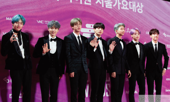 1월 15일 ‘2019 서울가요대상’ 시상식에서 3관왕을 거머쥔 BTS. 오른쪽에서 두번째가 지민이다.