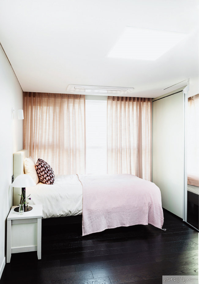 작은딸 방은 핑크 컬러로 러블리하게 꾸몄다. 침대 맞은편에 설치한 붙박이장은 전면에 거울을 달아 공간이 넓어 보이는 효과가 있다.