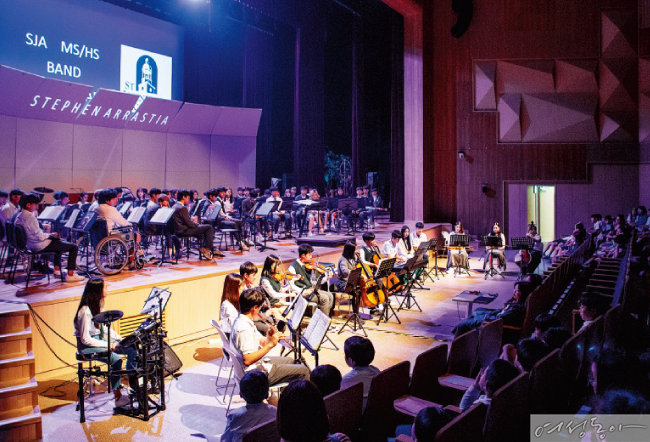 SJA Jeju PAC 극장에서 중·고등부 학생들이 오케스트라 공연을 선보이고 있다. 