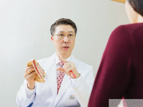 김성원 원장이 환자에게 유방 절제술에 대해 설명하는 모습.