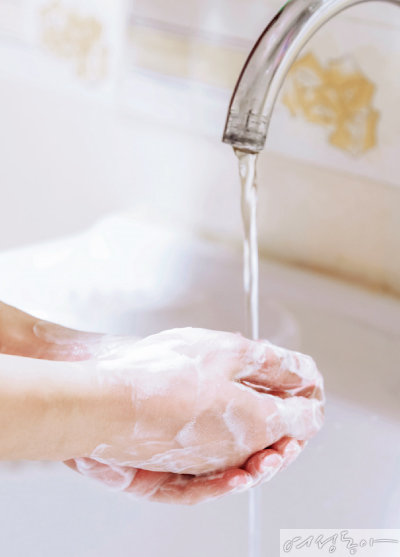 바이러스를 예방하는 가장 효과적인 방법은 손 위생이다. 틈날 때마다 손에 비누칠을 해 흐르는 물에 씻는다.