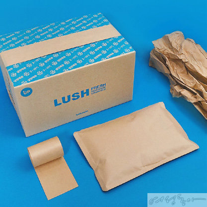 러쉬 | 
물 100% 종이 아이스팩, 종이 완충재와 발수 코팅된 재생지 박스, 물과 전분으로 접착하는 종이테이프로 구성된 러쉬의 친환경 냉장 배송.