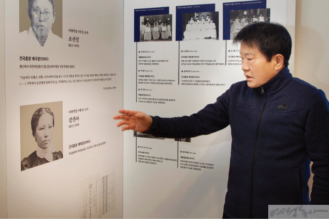 이화박물관에서 
김란사에 대해 설명하는 
김용택 회장.