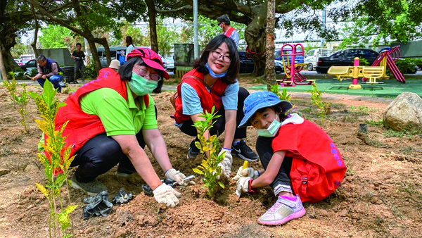 대만 타이중 하나님의 교회 신자들은 이웃들에게 시원하고 쾌적한 휴식처를 선물하고자 100그루의 나무를 공원에 심었다.