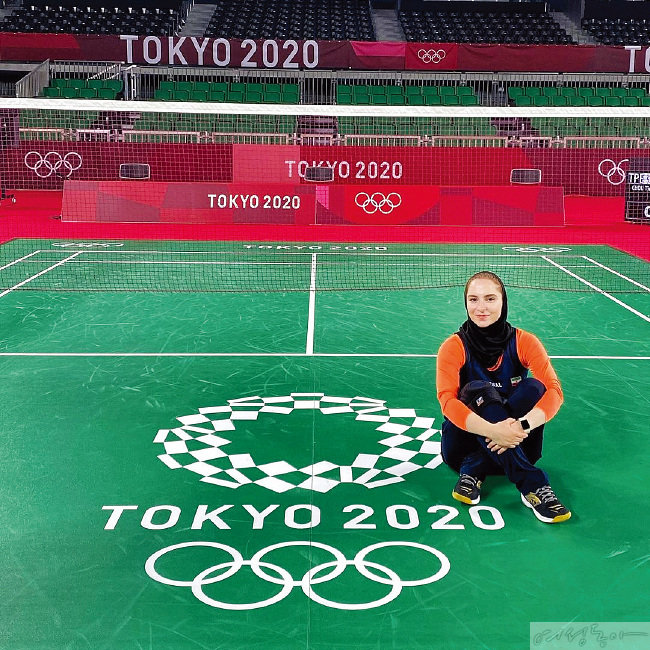 도쿄 올림픽에서 세계배드민턴연맹은 복장을 자유화했고 소라야 아가에이 이란 선수는 히잡을 쓰고 경기를 뛰었다.
