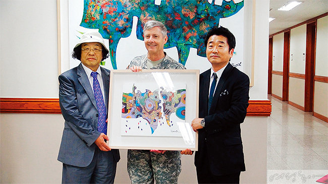 전 주한미군사령부 사령관, 심상돈 스타키그룹 대표 (왼쪽부터). 2010년 오세영 화백이 기증한 그림은 주한미군사령부 
1층 로비에 전시되었다. 
