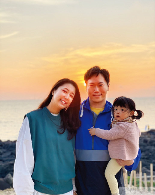 아내 미나미 씨, 사랑스러운 딸 우미와 함께한 송진우. 가족에게 가장 친한 친구가 되려고 노력한다.