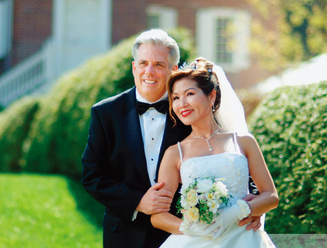 2004년 5월 결혼식을 올린 래리 호건 주지사와 유미 호건 여사. 