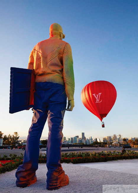 12월 1일 미국 마이애미에서 열린 루이비통 2022 S/S 남성복 패션쇼에 설치된 버질 아블로의 동상.