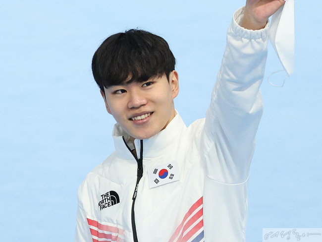 한국의 김민석이 2월 8일 중국 베이징 국립 스피드스케이팅 경기장에서 열린 2022 베이징 겨울올림픽 스피드스케이팅 남자 1500m 경기에서 동메달을 차지한 후 시상대에 올라 기념촬영을 하고 있다.