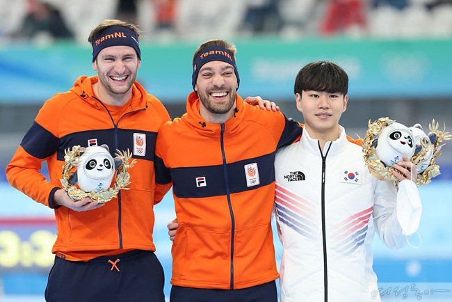 2022 베이징 겨울올림픽 스피드스케이팅 남자 1500m 경기 영광의 메달리스트들. 왼쪽부터 네덜란드의 크롤 토마스‧키얼트 나위스와 한국의 김민석.  