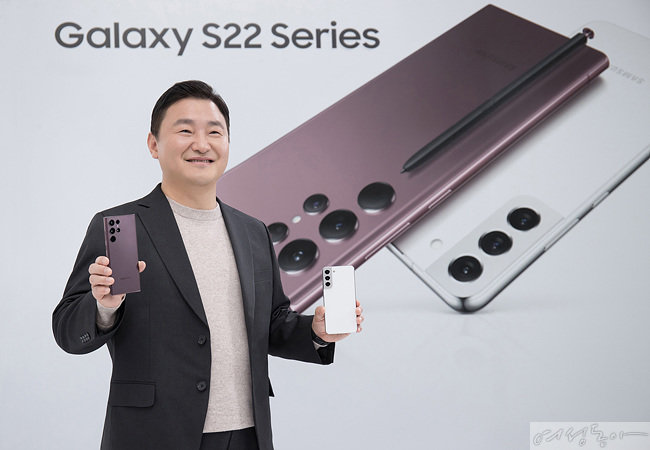 노태문 삼성전자 모바일경험 사업부장(사장)이 2월 10일 온라인으로 공개된 ‘삼성 갤럭시 언팩 2022’에서 차기 전략 스마트폰 ‘갤럭시 S22 시리즈’를 소개하고 있다. 