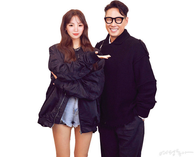미스틱스토리 대표 프로듀서인 가수 윤종신(오른쪽)과 LG전자가 제작한 버추얼 휴먼 래아.