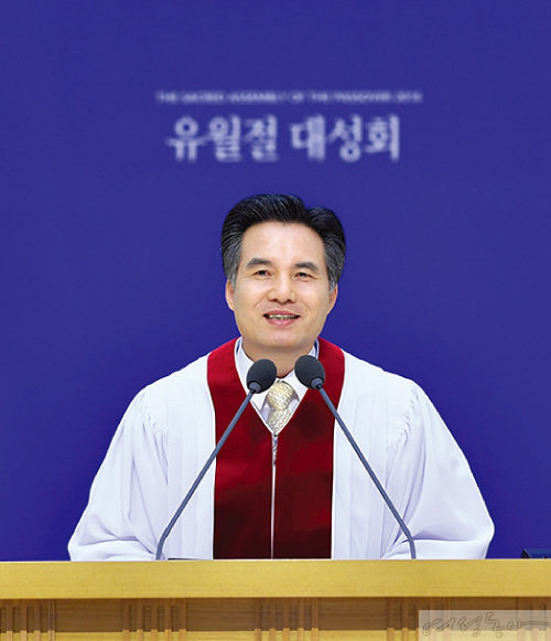 유월절 예배에서 설교 중인 김주철 목사. 2021년에는 코로나19 유행으로 유월절 대성회가 
온라인으로 진행됐다.
