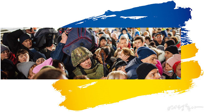 3월 4일(현지 시간) 우크라이나 키이우 역에서 피란민들이 열차를 타려고 몰려들자 한 군인이 이들을 힘겹게 통제하고 있다.
