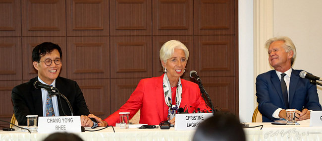 2017년 크리스틴 라가르드 당시 IMF 총재 방한 때 함께 기자회견에 임한 이창용 후보자(사진 맨 왼쪽).  
