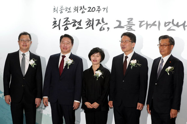 최태원 SK그룹 회장(왼쪽 두번째)과 최기원 SK행복나눔재단 이사장(가운데).