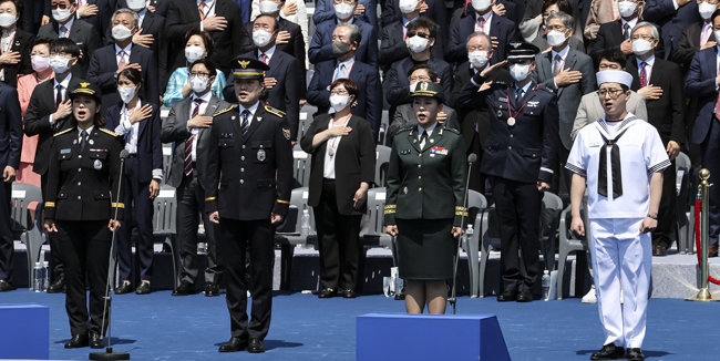 해군 제복을 입은 전준영 천안함생존장병전우회장(맨 오른쪽)이 대통령 취임식에서 ‘국기에 대한 맹세문’을 낭독하고 있다. [뉴시스] 