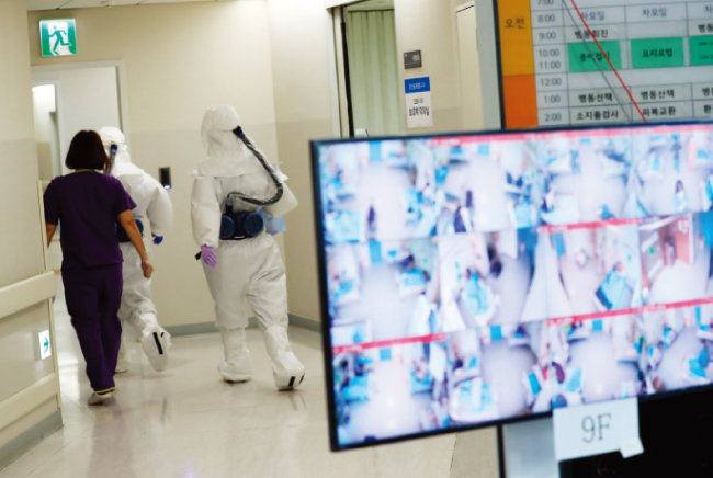 유수정 간호사가 근무하는 서울의료원 본원 간호사들이 병동으로 향하고 있다.