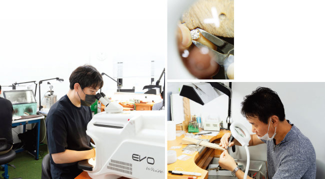서울 종로구 어니스트서울 공방에서 이상구 실장(아래)을 비롯한 세공 장인들이 주얼리를 만들고 있다.