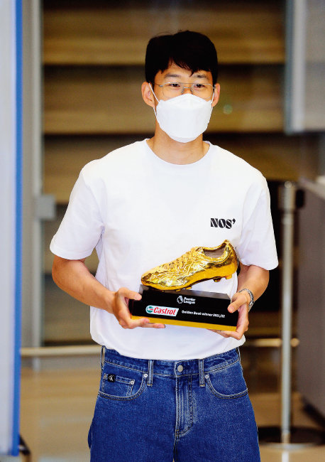 5월 24일 손흥민 선수가 자신이 론칭한 브랜드 ‘NOS7’ 티셔츠를 입고 인천국제공항에 들어서고 있다. 