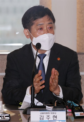 김주현 금융위원장이 7월 19일 기자간담회에서 금융위원회가 발표한 채무조정안 관련 논란에 대해 해명하고 있다. 