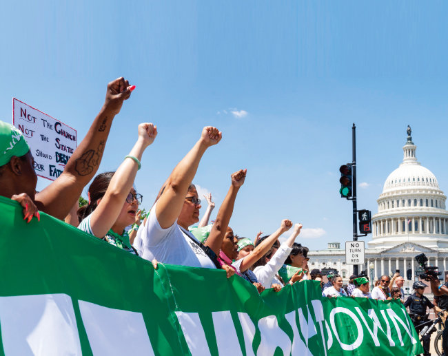 미국 워싱턴 국회의사당 앞에서 낙태 권리 지지자들이 연방대법원의 판결에 항의하며 대법원을 향해 행진하고 있다.[뉴시스]