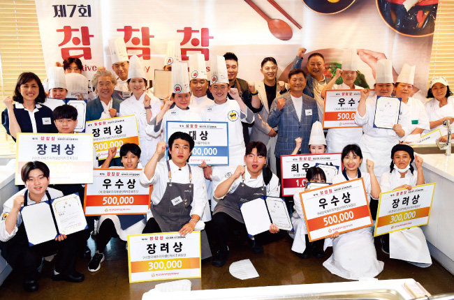 7월 18일 서울 나우쿠킹 스튜디오에서 열린 ‘제7회 참참참 파프리카 요리경연대회’에서 창의적인 레시피를 낸 수상자들이 단체 사진을 찍었다.
