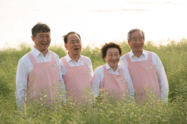 주문을 잊은 음식점의 종업원들. 왼쪽부터 김승만, 최덕철, 백옥자, 장한수.