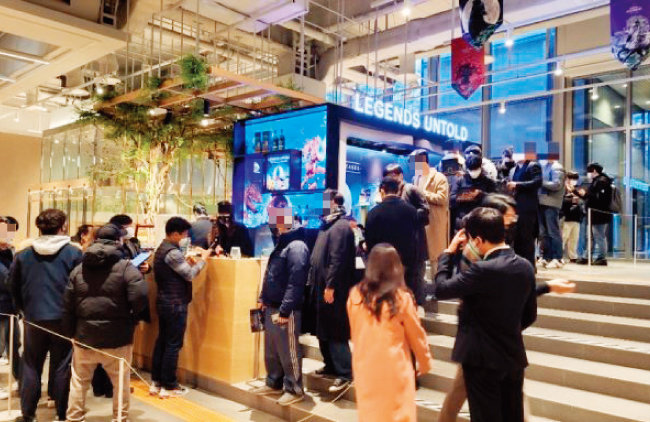 서울의 한 백화점에서 진행된 싱글몰트 위스키 팝업 행사에 몰려든 인파.