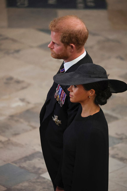 9월 19일(현지 시간) 영국 웨스트민스터 사원에서 열린 엘리자베스 2세 여왕 장례식에 참석한 해리 왕자와 메건 마클.
