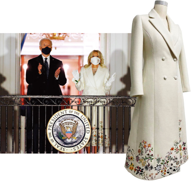 취임식 무도회를 앞두고 백악관 발코니에서 인사를 하는 바이든 대통령 부부. 질 여사의 코트에 수놓인 꽃무늬는 미국 각 주와 그 영토를 상징한다. 