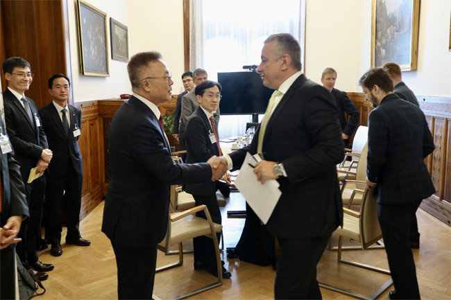 황주호 한국수력원자력 사장이 요젭 시켈라 체코 산업부  장관을 만나 악수를 나누고 있다.