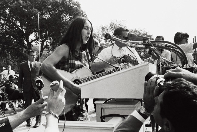 1963년 미국 워싱턴 행진에서 노래하는 존 바에즈.
