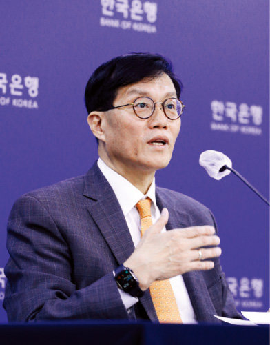 10월12일 기준금리 0.5% 인상안을 발표하는 이창용 한국은행 총재. 