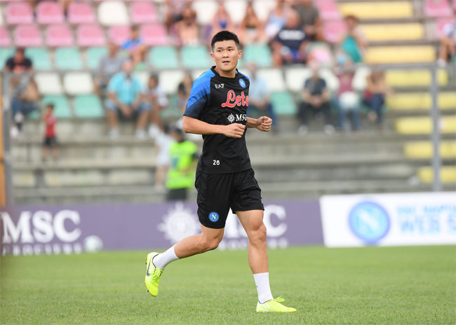 거쳐 가는 리그마다 최정상급 활약을 보이며 올해 여름 이탈리아 세리에 A의 ‘SSC 나폴리’에 입단한 김민재 선수.