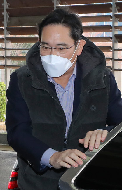 이재용 삼성전자 회장이 12월21일 베트남 출장을 위해 서울 강서구 서울김포비즈니스항공센터에 도착해 차량에서 내리고 있다.