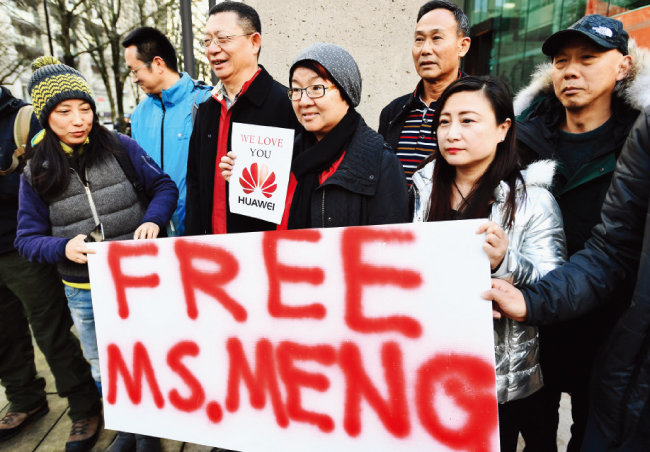 멍완저우 화웨이 부회장의 재판이 진행 중인 캐나다 법원 앞에서 그의 석방을 촉구하는 시위가 열렸다. 
