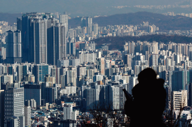 서울 남산에서 바라본 아파트 모습. 2022년 아파트 매매시장 거래량은 한국부동산원 통계 집계 이후 최저치를 기록할 전망이다.