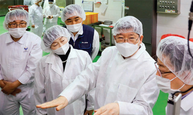 11월 22일 SPC 안전경영위원회 정갑영 위원장(앞줄 왼쪽 3번째)과 조현욱 위원(왼쪽 2번째)이 평택 SPL을 방문해 생산 라인 현장을 점검하고 있다. 