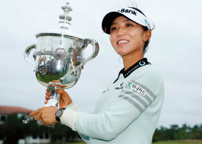 리디아 고가 미국여자프로골프(LPGA) 투어 최종전 ‘CME그룹 투어 챔피언십’ 우승컵을 들어 올리고 있다. 