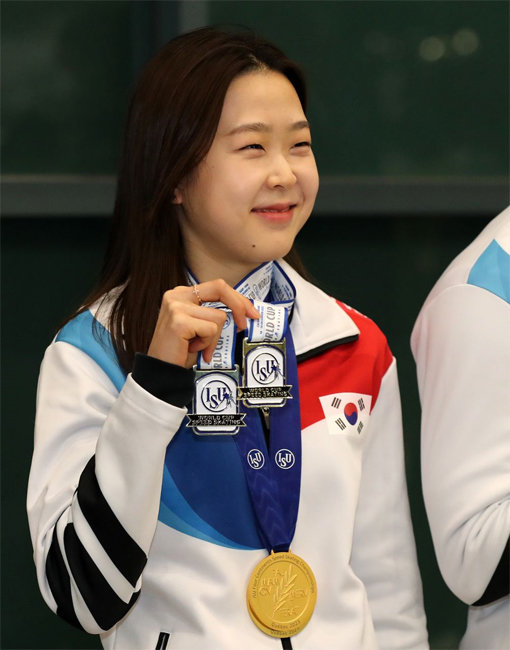 2022년 12월 20일 김민선이 2022∼2023 국제빙상경기연맹(ISU) 스피드스케이팅 월드컵 4차 대회 여자 500ｍ에서 금메달을 차지한 뒤 인천국제공항을 통해 귀국해 기념 촬영하는 모습.