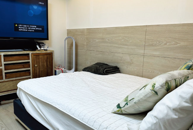 침대와 TV가 구비된 서울 서대문구의 한 밀실형 룸카페.