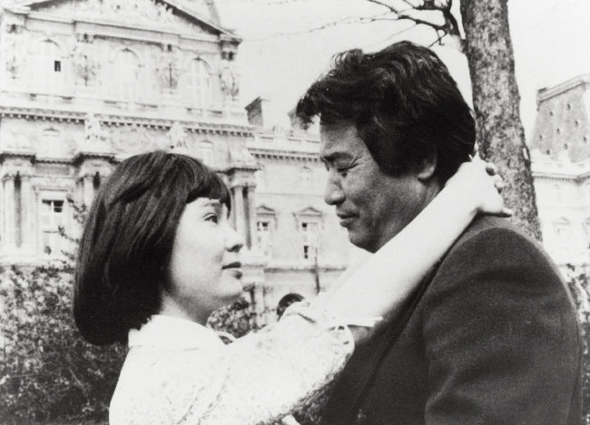나혜석의 이야기를 다룬 영화 ‘화조’(1979)의 스틸컷. 배우 윤정희(왼쪽)가 나혜석 역할을 맡았다. 
