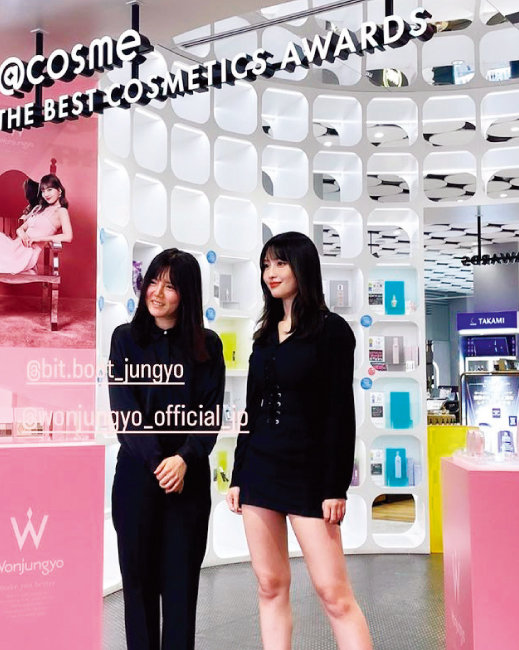 뷰티 브랜드 ‘Wonjungyo’ 일본 프로모션 당시의 모습. 브랜드 뮤즈인 트와이스 모모와 함께 일본을 방문했다. 