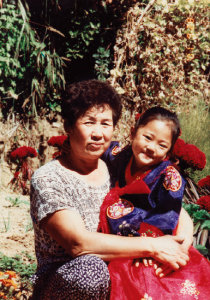 친할머니(왼쪽)와 함께 한 권수진 씨의 어릴 적 모습.