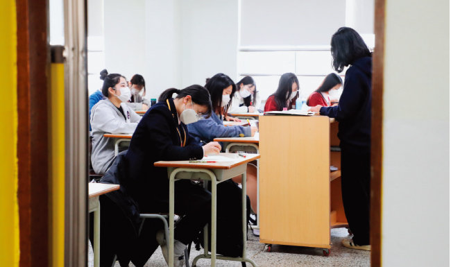 고등학생들이 3월 전국연합학력평가를 치르고 있다.