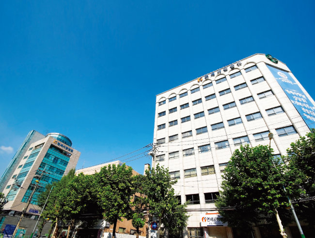 서울 서초구 연세사랑병원 본관(왼쪽)과 신관 전경